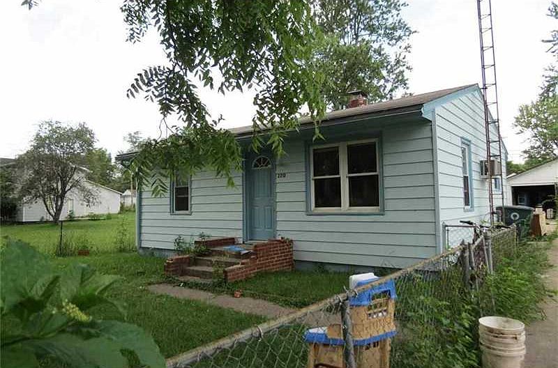2nd image of 2212 E Harvard Ave