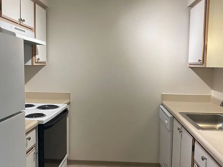 Sunrise Pointe Apartments — Photo 11