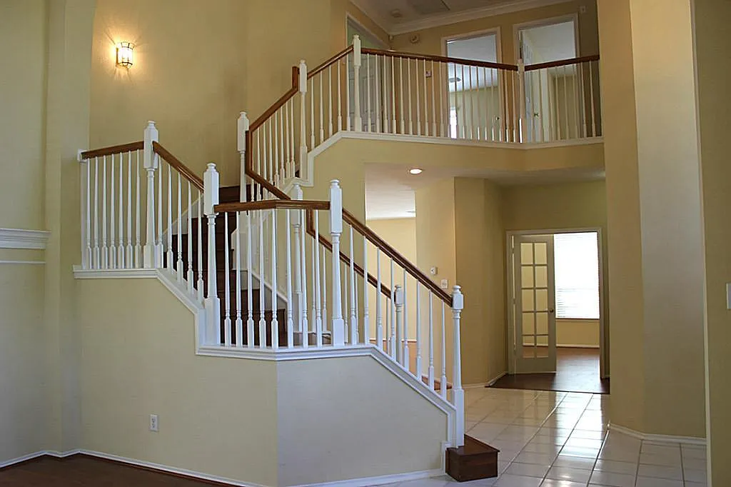 4 bed, 2.5 bath, 2578 sqft, $2,450 — Photo 2
