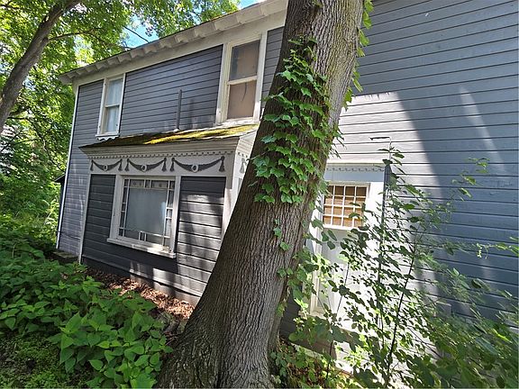 4th image of 201 Pleasant St