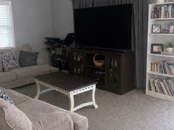 3rd image of 405 NW Mimosa Dr
