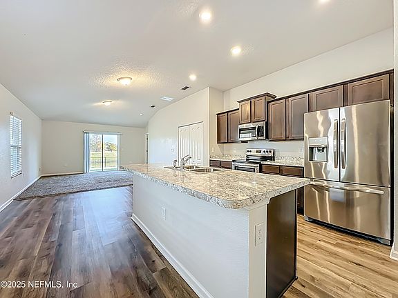 5th image of 8189 MEADOW WALK Lane