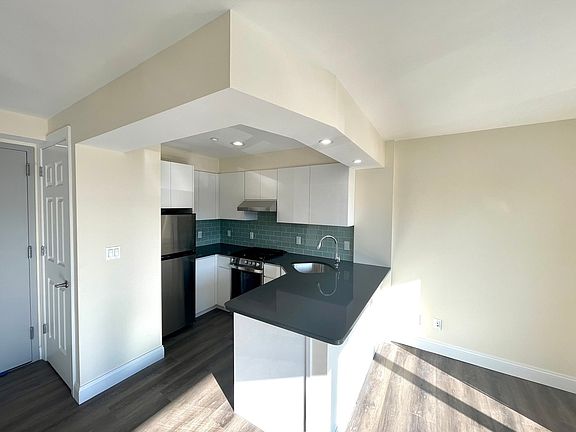 5th image of 20-30 42nd St #3