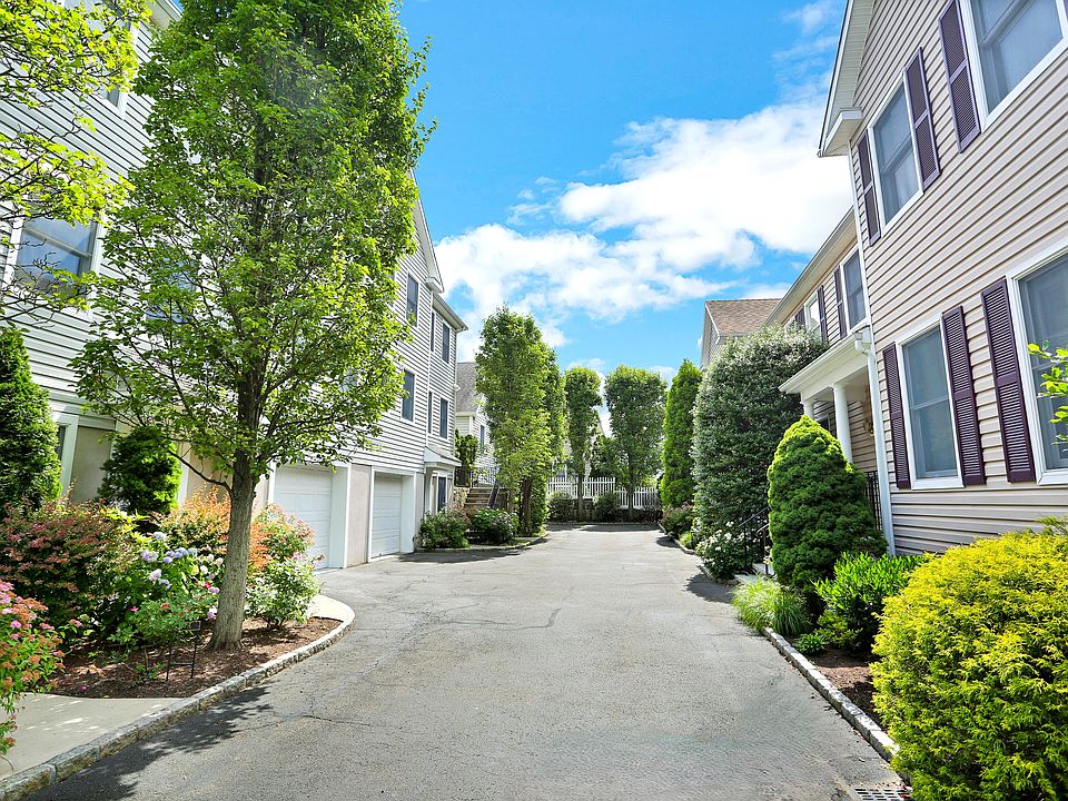 Beautifully Maintained Private Development in Cos Cob Section of Greenwich