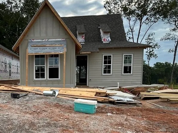 1067 Woodland Ln, Opelika, AL 36801