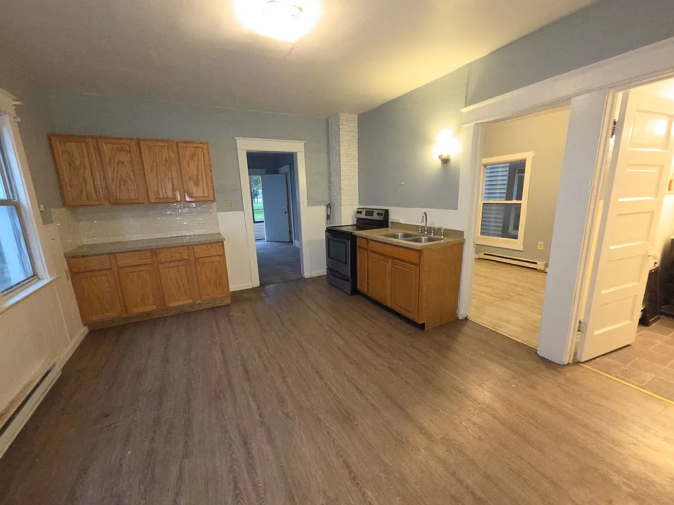 1210 E 10th St #1