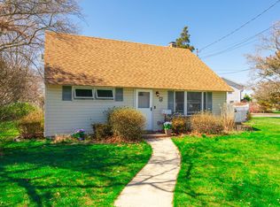 101 Phyllis Dr, Lindenhurst, NY 11757