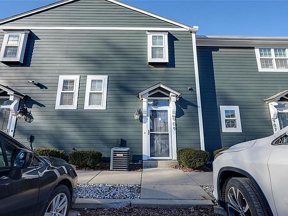 2nd image of 909 W 41st Pl