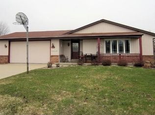 W201N16986 Chateau Dr, Jackson, WI 53037
