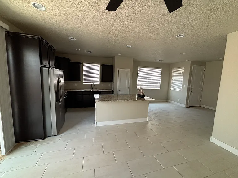 3644 Queen Ct NE — Photo 5