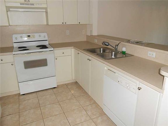 4th image of 2241 SE 24th Pl #2241