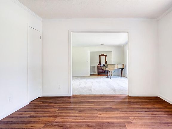 4th image of 2420 Belcher Dr