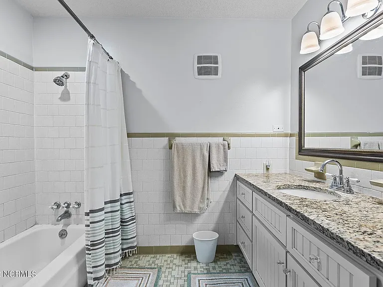925 N Market St — Photo 10