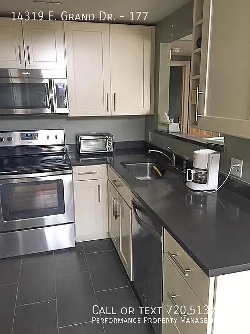 Spacious 2-Bedroom Condo with Loft & Garage in South Aurora — Photo 3