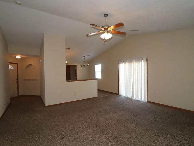 1607 Clover Dr — Photo 6