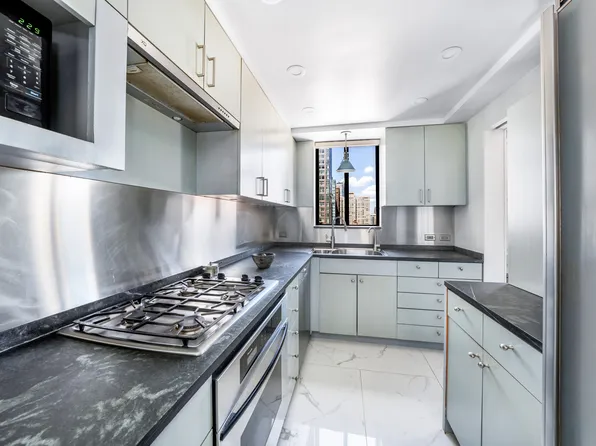 309 East 49th Street image 4 of 17