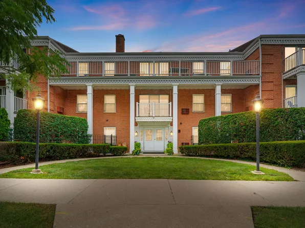 90 6th Ave APT 107, La Grange, IL 60525