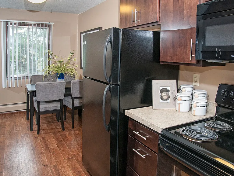 624 Huron Apartments — Photo 11