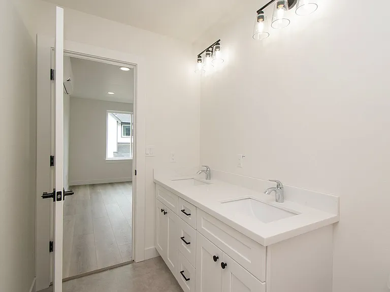 1104 W Lauridsen Blvd #1-4 — Photo 36