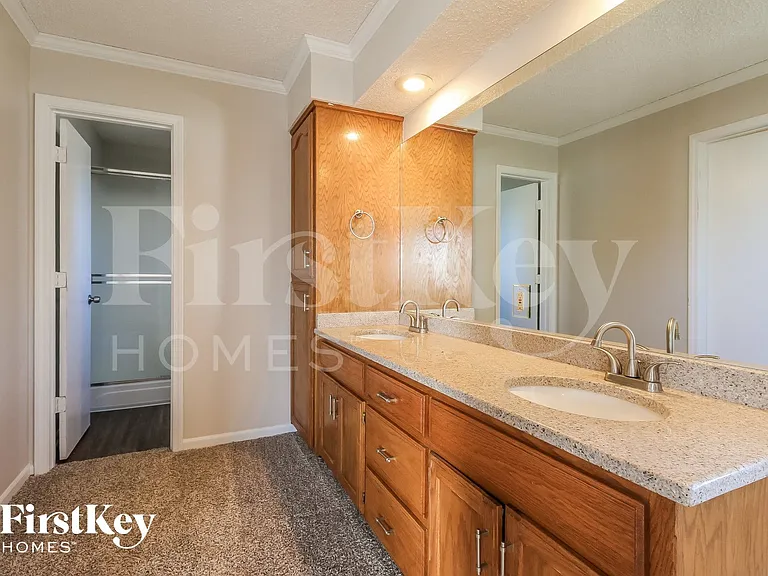 1601 NE Auburn Dr — Photo 8