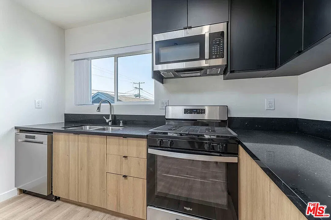 2 bed, 2.0 bath, 1173 sqft, $3,208 — Photo 4