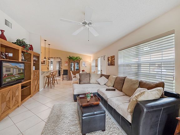 5th image of 2201 Maplewood Dr