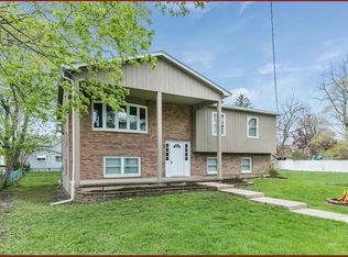 401 Center Ln, Woodstock, IL 60098