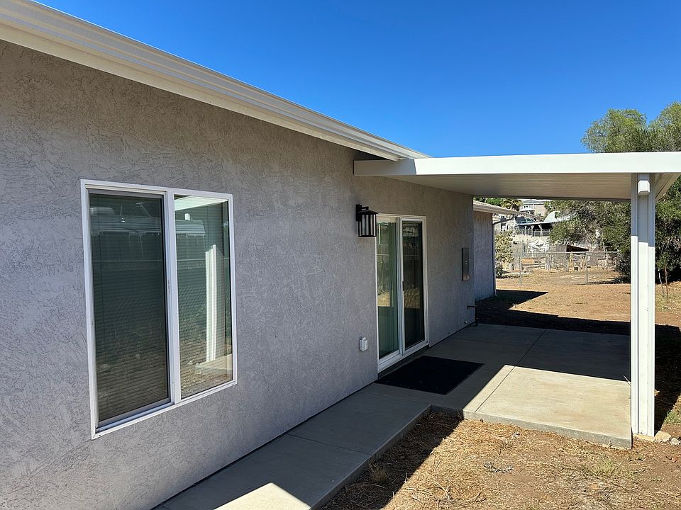 Side covered patio