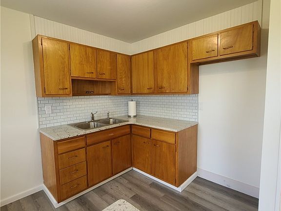 5th image of 14 Hillcrest Dr