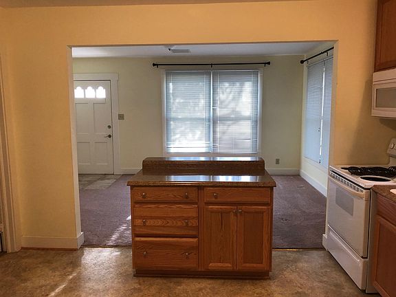 3rd image of 502 W Austin St