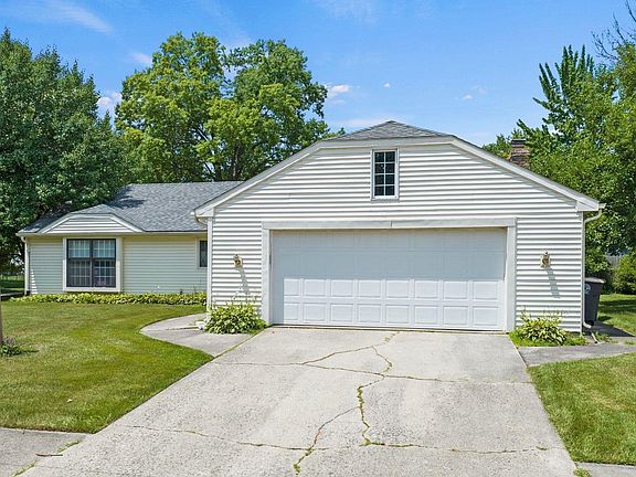 3rd image of 7205 Mowhawa Dr