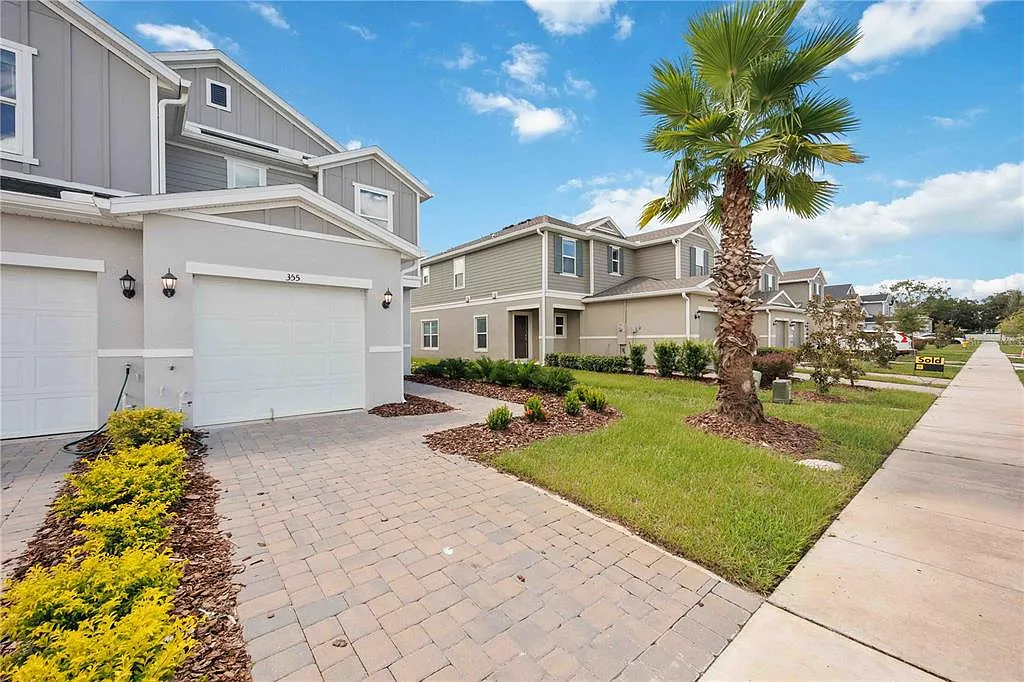 3 bed, 2.5 bath, 1685 sqft, $2,100 — Photo 2