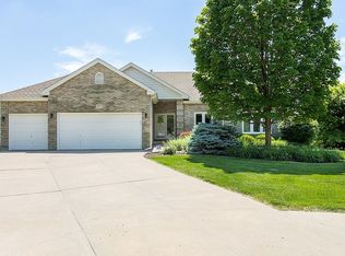 17881 Hickory Cir, Omaha, NE 68130