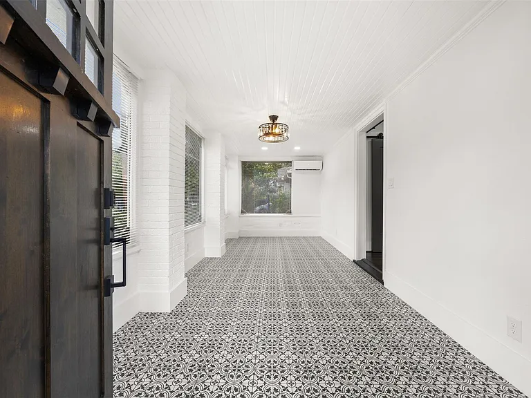1123 Bomar St — Photo 3