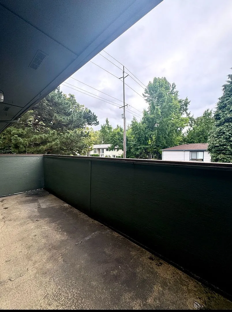 0101-01 - Crownaire Apartments — Photo 4