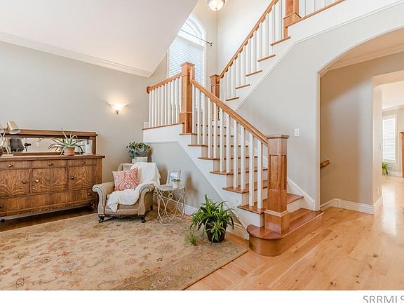 3rd image of 165 Fair Hills Cir