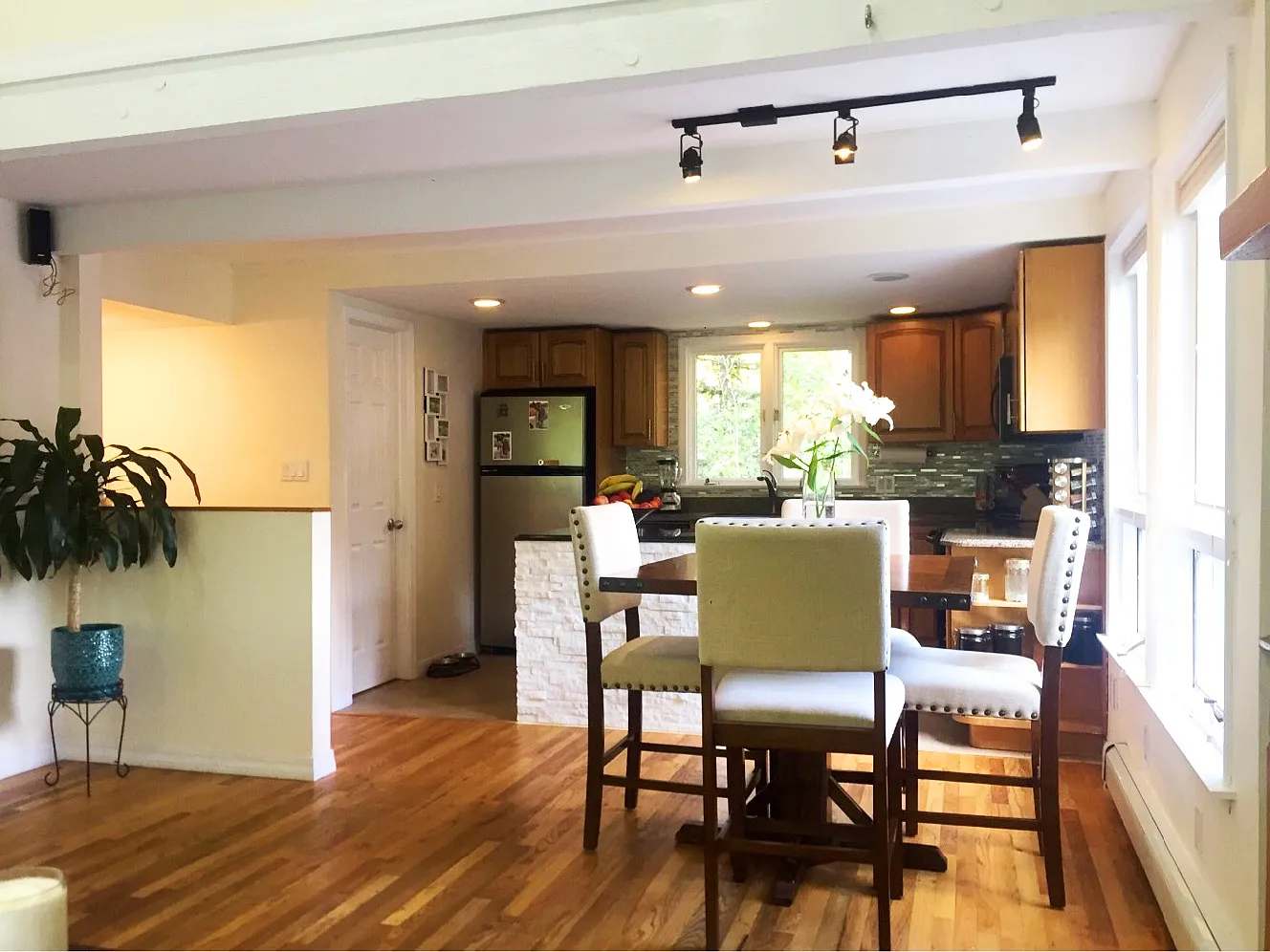 2843 Kinnikinnick Rd — Photo 2