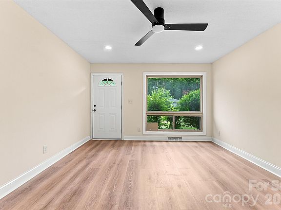 4th image of 4900 Malibu Dr