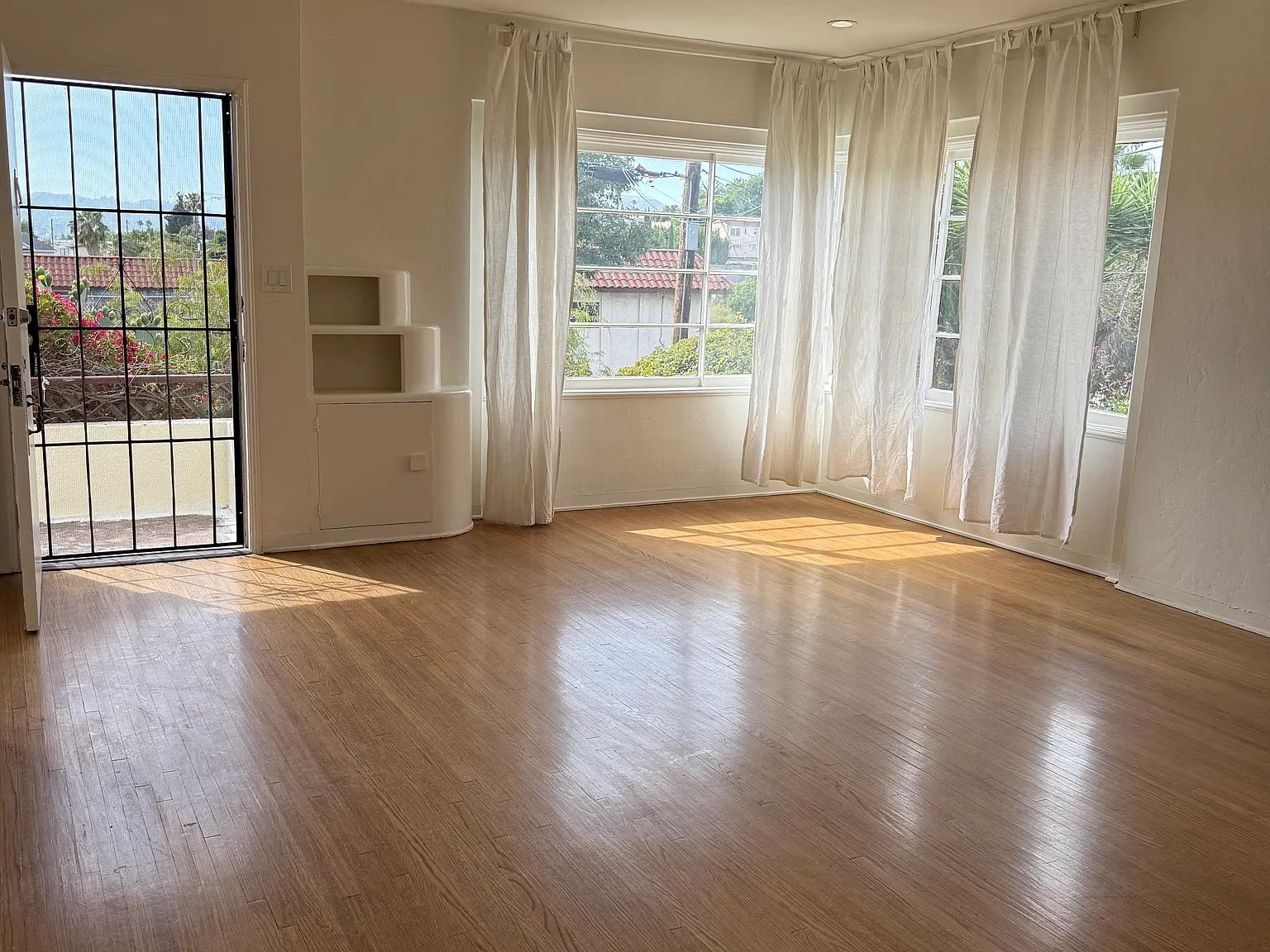 708 N Benton Way — Photo 4