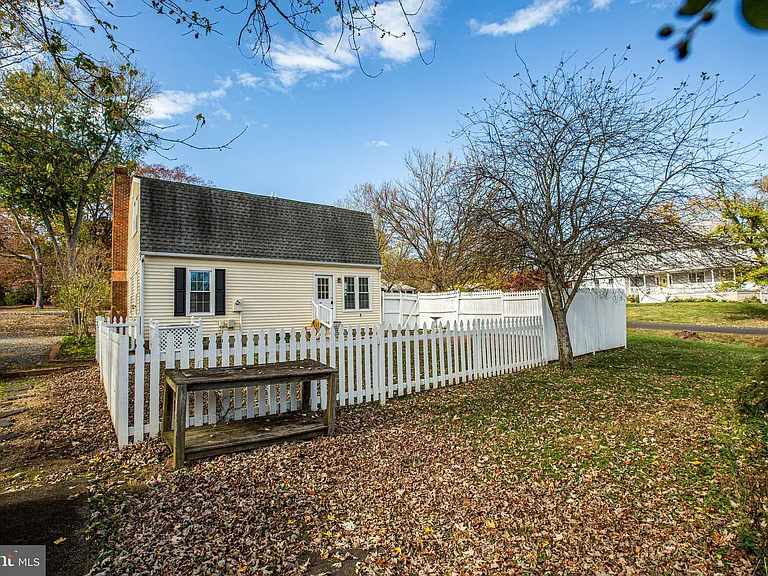 1445 Heatherstone Dr — Photo 36