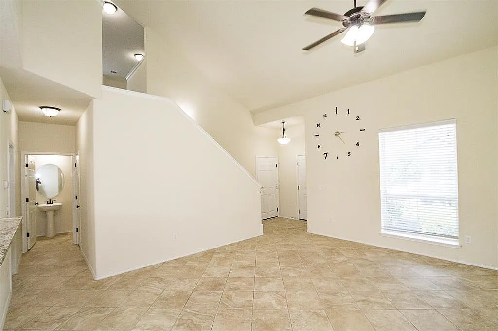 4 bed, 2.5 bath, 2075 sqft, $2,150 — Photo 4