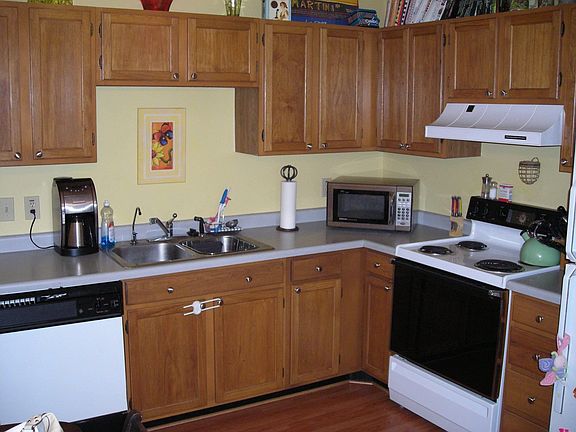 Kitchen - eat-in, appliances convey