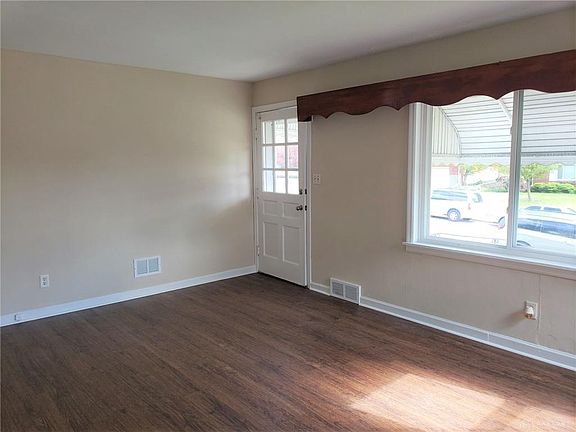 3rd image of 1529 Darst Ave