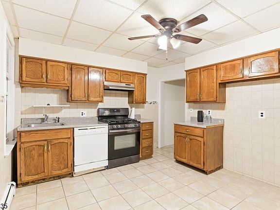 4th image of 72 Lang St