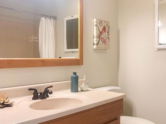 Full bath - upper level