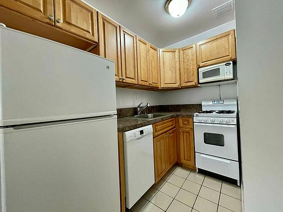 3rd image of 122 E 13th St APT Lb