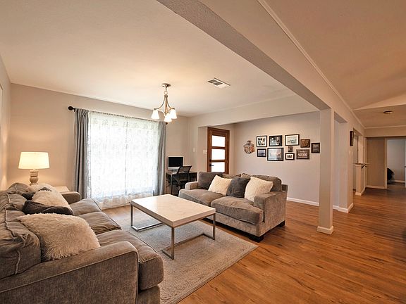 5th image of 828 Norton Cir