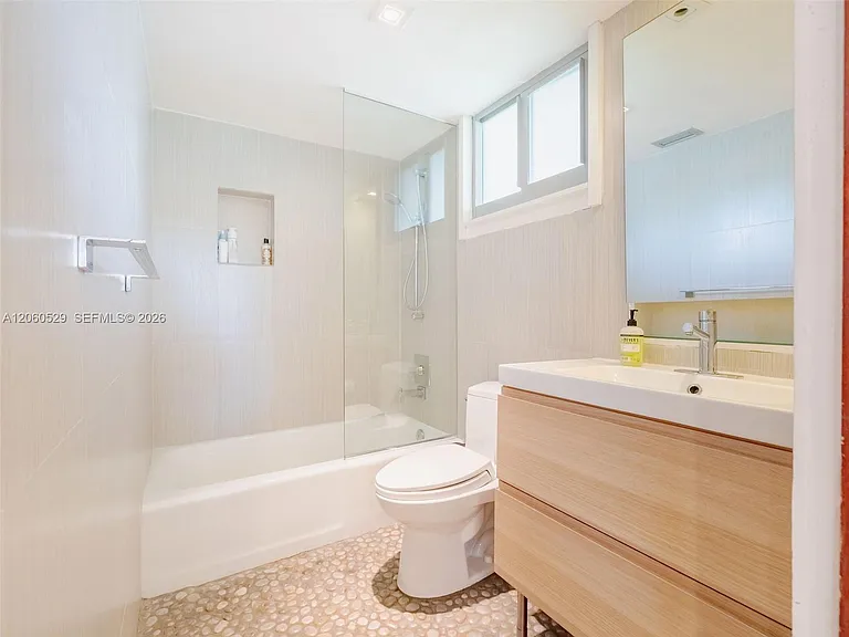 2250 NE 201st St — Photo 32
