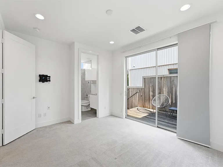 1155 W 17th St — Photo 4