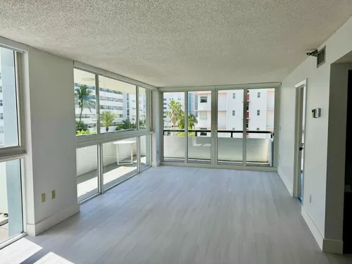 3200 Collins Ave Photo 1